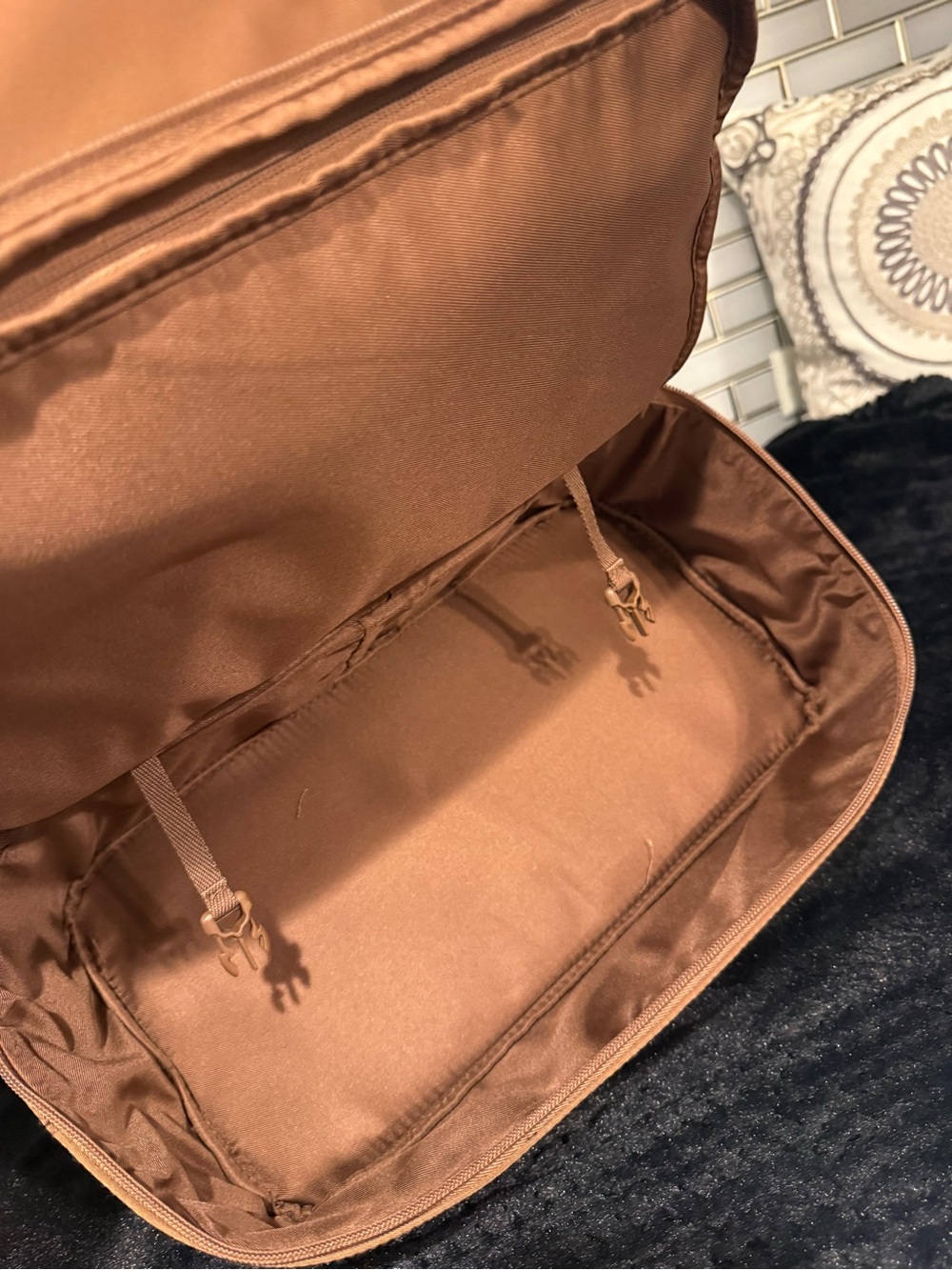 BEIS The Crescent Weekender Tote In MAPLE - Picture 8 of 9